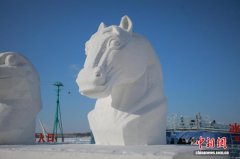哈尔滨松花江冰雪嘉年华十二生肖兽首雪雕亮相